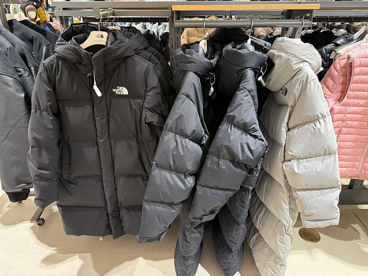 konest's tweet photo. 【東大門でノースフェイスを狙うなら🏔️】

#現代アウトレット東大門店 ７階の「#ノースフェイス」アウトレットショップ！

１．アウトレット価格で買える✨
２．#ペディン(ダウン)目当ての来店が多数🧥
３．韓国限定アイテムも要チェック👀🔥

▶️つづきを読む
https://t.co/KJq0qRnpQw https://t.co/mvXmXs1EuC