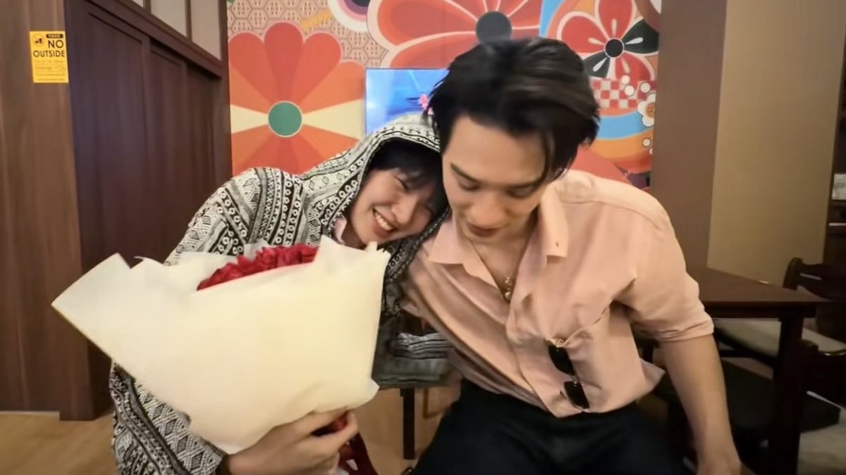 ใครจะซื้อดอกกุหลาบตามจำนวนวันเกิดตัวเอง + วันเกิดอีกคน ถ้าไม่ได้เป็นไรกัน อห ช้อคคค พี่เก่งอินดีเทลมาก คกลจจ เปิดตัวได้เลยค่ะ ㅠㅠㅠㅠㅠㅠㅠㅠㅠ