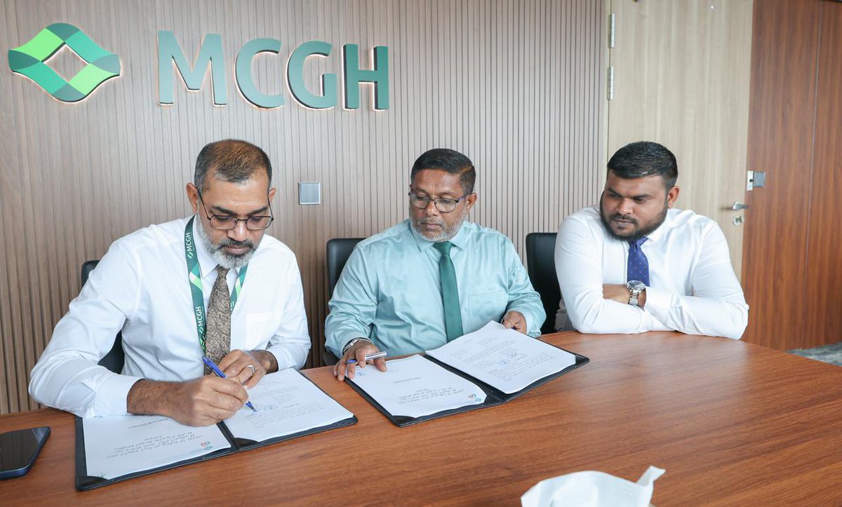 rdcmaldives's tweet photo. ހުޅުމާލެ ހޮސްޕިޓަލުގެ މެޑިކަލް އަދި ޕީޑިއެޓްރިކް ވޯޑު ފުޅާ ކުރުމުގެ ސިވިލް މަސައްކަތް ކުރުމަށް، ހުޅުމާލެ ހޮސްޕިޓަލާއީ މި ކޯޕަރޭޝަނާއި ދެމެދު މިއަދު ވަނީ ސޮއި ކޮއްފައެވެ. މި އެބަސްވުމުގައި މާލެ ގްރޫޕް އޮފް ހޮސްޕިޓަލްސް (އެމްސީޖީއެޗް)ގެ ފަރާތުން ސޮއި ކުރެއްވީ ސީއީއޯ އިބްރާހީމް އަބްދުއްރައްޒާގު ހަލީމްއެވެ. އަދި މި ކޯޕަރޭޝަންގެ ފަރާތުން ސޮއި ކުރެއްވީ މެނޭޖިންގ ޑައިރެކްޓަރ އިބްރާހީމް ނަޡީމްއެވެ.

📷: @HMH_mv 

#TeamRDC