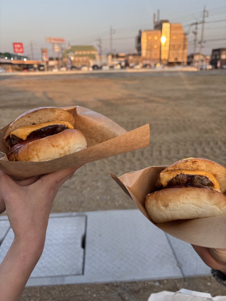 burger Bamさんのバジルモッツァレラに自家製ベーコンをトッピング🍔✨
子どもらはチーズバーガー🍔