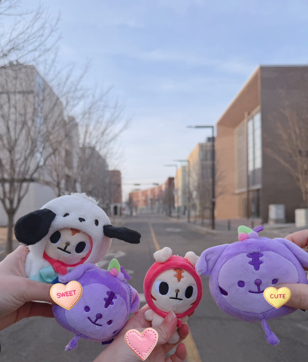 킬러작가 백도윤 투어 다녀왔습니다

대본들고 마피아 만난 백도윤
대표님이랑 스친 백도윤