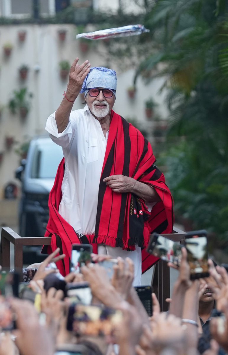 MOUSUMI_EF's tweet image. Sunday means Sunday Darshan ✨

Our Shahenshah, Amitabh Bachchan, stepping out with folded hands to greet fans — a timeless tradition of love, gratitude, and connection. One moment… countless smiles. 🙏
@SrBachchan  ❤️

#SundayDarshan #Shahenshah #FanLove #TimelessTradition ✨