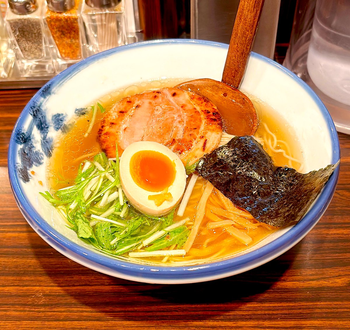 shakeitparadise's tweet image. ♢AFURI
東京都港区六本木
・柚子塩らーめん
全粒粉入極細麺
炙りチャーシュー
❅キラキラ✨黄金色のスープ✨️
水菜と炙りチャーシューの組み合わせが合います
麺が好みでした🍜
品があるお店で居心地も良かったです
#AFURI #六本木 #ラーメン #淡麗系 
#ラーメン好きな人と繋がりたい 
#麺活
