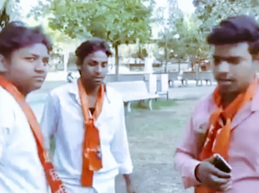 ये लड़के वायरल हो गए है।

पार्क में ये प्रेमी जोड़ा पकड़ने गए थे लेकिन जागरूक लोग इनका ही इलाज कर दिए।

एक बात की गारंटी है इन तीनों के जेब में मिलाकर भी 500 रुपए नहीं होगे बेरोजगारी इस देश की बहुत बड़ी समस्या है।