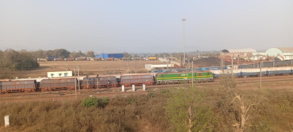 PurtyDiuri's tweet photo. @JharkhandCMO @HemantSorenJMM @deepakbiruajmm @ChampaiSoren 
@DC_Chaibasa PANDRASALI KHUNTPANI BLOCK तीन-तीन प्लांट चल रहा है, 48 घंटे धूल कण उड़ा रहा है, रोड को अविलंब पक्कीकरण करने का निर्देशित करें।
अन्यथा ग्रामीण उग्र हो कर  रास्ता में गड्ढे खोद के बन्द कर देंगे। https://t.co/Qftt2kRd3j