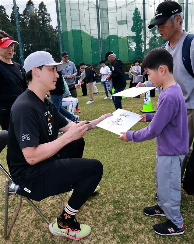 TokyoGiants's tweet photo. ファーム紅白戦後にサイン＆撮影会📸

二軍、三軍によるファーム紅白戦が15日に行われ、試合終了後に選手とファン300��が交流を深めました☺️
https://t.co/J1Jo1Dk4j2