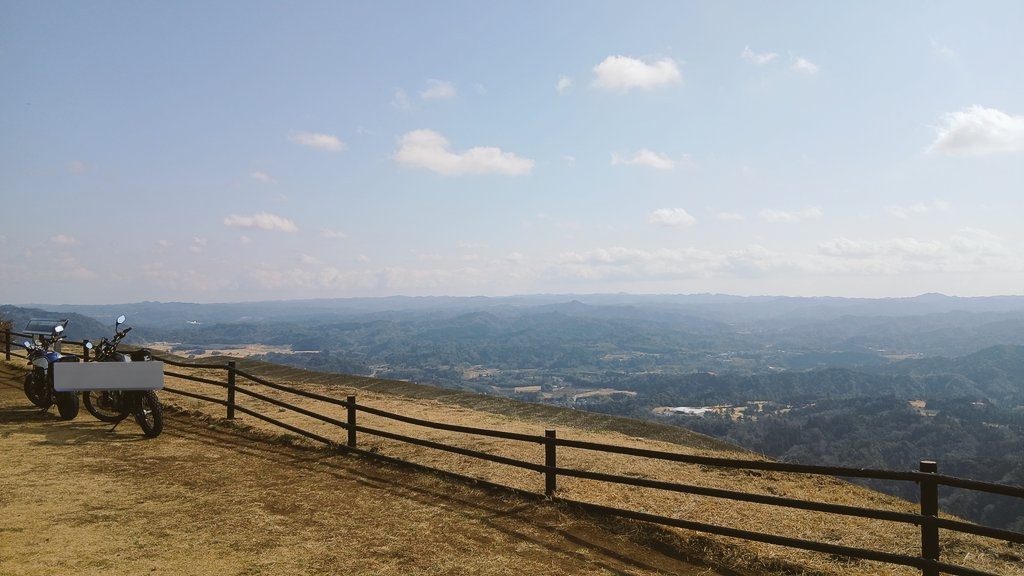 Ricki_And_I's tweet photo. 久々にツーリング行けた！
千葉の鹿野山の九十九谷行って（人のバイク）帰りに飯給駅（世界一大きいトイレの所）で休憩してたら電車来たから撮った！！
これくらいならサクっと行けていいね！ https://t.co/Xt47z9ptnE