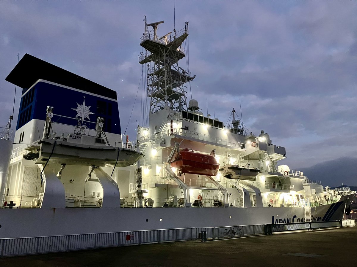 私は夜明け目前の停泊灯が消灯する前の雰囲気が好きなので夜明け前に到着して撮影📸するのが好き😍です！
#巡視船しきしま PLH31
#海上保安庁