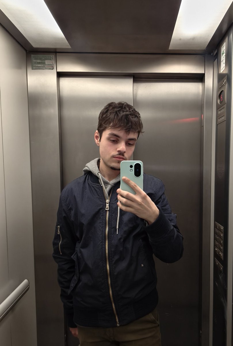 Jesus4444_'s tweet photo. Algún día subiré una foto que no sea en el ascensor... ese día España y el mundo entero se paralizarán. https://t.co/BpRcLSLFpl