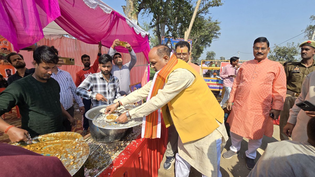 महाशिवरात्रि के पावन अवसर पर रामनगर विधानसभा अंतर्गत लोधेश्वर महादेवा, केसरीपुर मोड़ पर आयोजित भंडारे में पहुँचकर शिव भक्तों को प्रसाद वितरण किया।
इस अवसर पर सम्मानित शिक्षकगण उपस्थित रहे...!!

हर हर महादेव...!!
#Mahashivratri