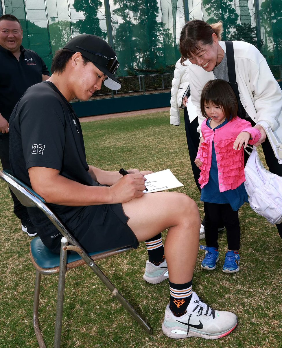 TokyoGiants's tweet photo. ファーム紅白戦後にサイン＆撮影会📸

二軍、三軍によるファーム紅白戦が15日に行われ、試合終了後に選手とファン300��が交流を深めました☺️
https://t.co/J1Jo1Dk4j2