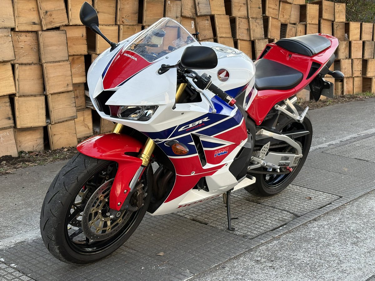Apollon_carmoto's tweet photo. ✨新着販売車両情報✨

2017y HONDA CBR600RR PC40型
走行0.3万km 車検R9.3 
車両本体価格104.5万円税込

極上の車両をご覧いただける準備が整いました😊
低走行・ガレージ保管・サーキット走行無の極上車両です。

低走行ながらしっかり車検、整備も行われており安心しておすすめできる一台です✨

目立つような大きなカウル割れ等もなく、ノーマルの素性の良さを感じていただけます。

そのまま乗るも良し‼️カスタムベース等にも最適です❣️

お問い合わせ等はリプ欄、もしくはDMにてお気軽にご連絡お待ちしております🫡

#Apollon
#honda
#CBR600RR 
#PC40
#販売車両
#綺麗が集まるお店