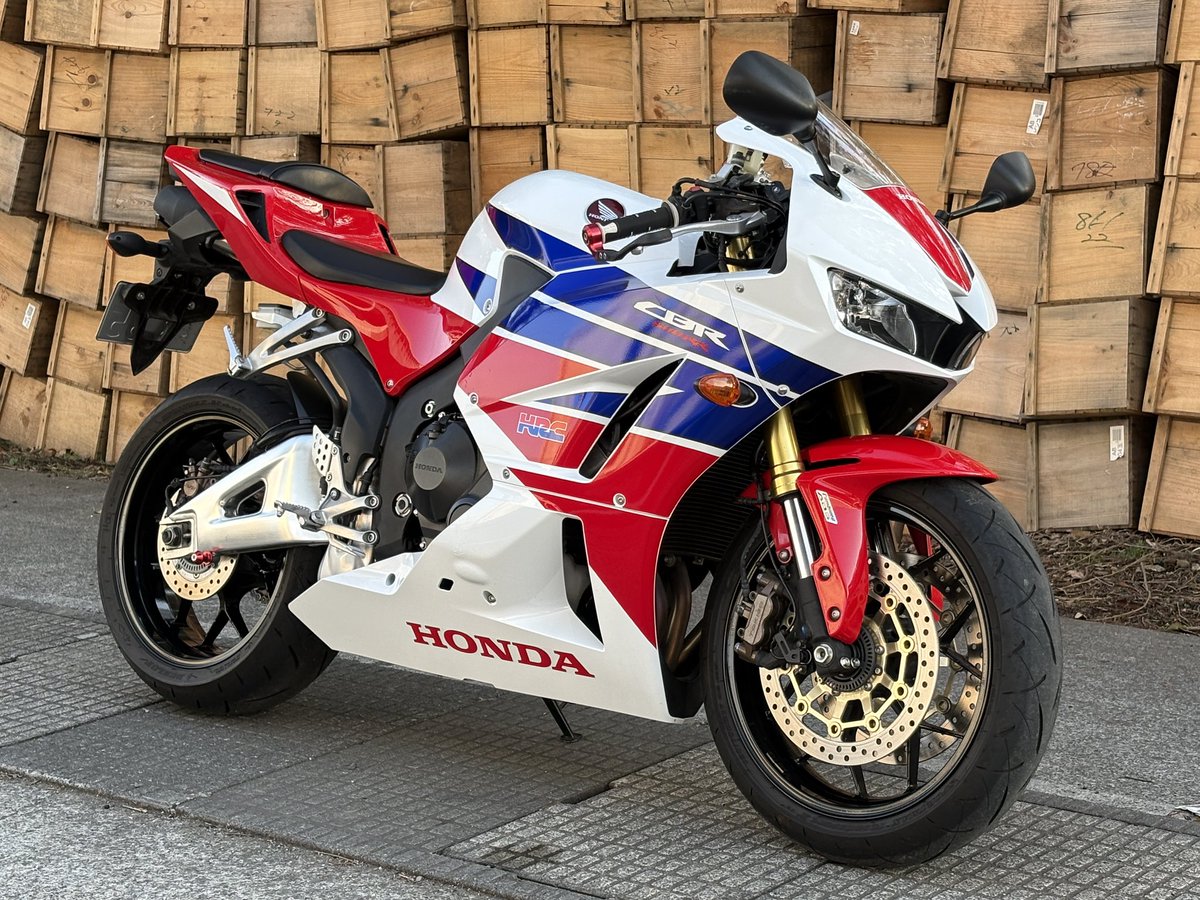 Apollon_carmoto's tweet photo. ✨新着販売車両情報✨

2017y HONDA CBR600RR PC40型
走行0.3万km 車検R9.3 
車両本体価格104.5万円税込

極上の車両をご覧いただける準備が整いました😊
低走行・ガレージ保管・サーキット走行無の極上車両です。

低走行ながらしっかり車検、整備も行われており安心しておすすめできる一台です✨

目立つような大きなカウル割れ等もなく、ノーマルの素性の良さを感じていただけます。

そのまま乗るも良し‼️カスタムベース等にも最適です❣️

お問い合わせ等はリプ欄、もしくはDMにてお気軽にご連絡お待ちしております🫡

#Apollon
#honda
#CBR600RR 
#PC40
#販売車両
#綺麗が集まるお店