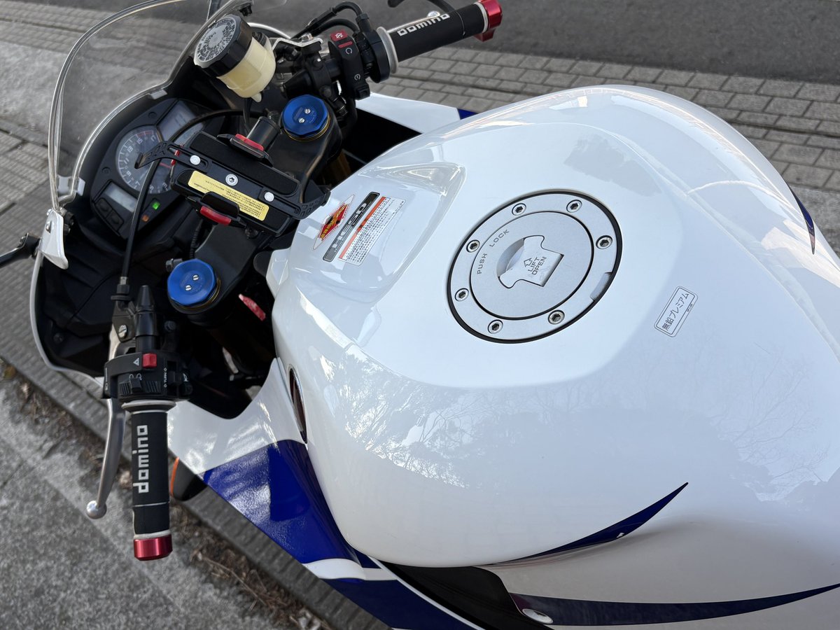 Apollon_carmoto's tweet photo. ✨新着販売車両情報✨

2017y HONDA CBR600RR PC40型
走行0.3万km 車検R9.3 
車両本体価格104.5万円税込

極上の車両をご覧いただける準備が整いました😊
低走行・ガレージ保管・サーキット走行無の極上車両です。

低走行ながらしっかり車検、整備も行われており安心しておすすめできる一台です✨

目立つような大きなカウル割れ等もなく、ノーマルの素性の良さを感じていただけます。

そのまま乗るも良し‼️カスタムベース等にも最適です❣️

お問い合わせ等はリプ欄、もしくはDMにてお気軽にご連絡お待ちしております🫡

#Apollon
#honda
#CBR600RR 
#PC40
#販売車両
#綺麗が集まるお店