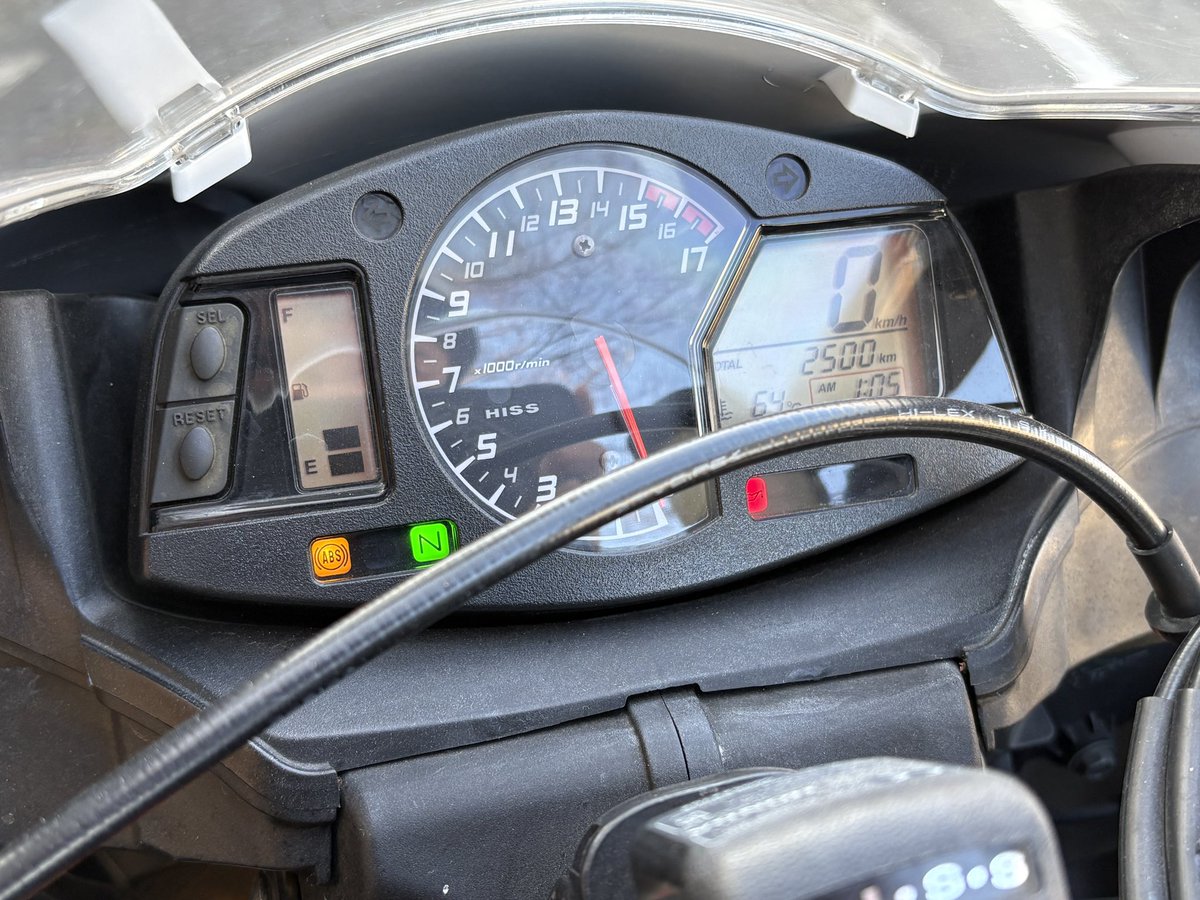 Apollon_carmoto's tweet photo. ✨新着販売車両情報✨

2017y HONDA CBR600RR PC40型
走行0.3万km 車検R9.3 
車両本体価格104.5万円税込

極上の車両をご覧いただける準備が整いました😊
低走行・ガレージ保管・サーキット走行無の極上車両です。

低走行ながらしっかり車検、整備も行われており安心しておすすめできる一台です✨

目立つような大きなカウル割れ等もなく、ノーマルの素性の良さを感じていただけます。

そのまま乗るも良し‼️カスタムベース等にも最適です❣️

お問い合わせ等はリプ欄、もしくはDMにてお気軽にご連絡お待ちしております🫡

#Apollon
#honda
#CBR600RR 
#PC40
#販売車両
#綺麗が集まるお店