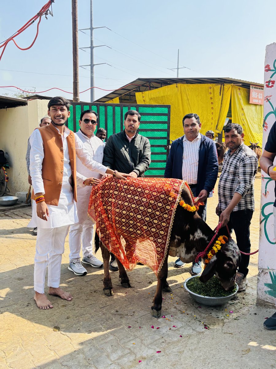 आज महाशिवरात्रि के पावन अवसर पर नन्दी पार्क गौआश्रय स्थल में नन्दी महाराज की भव्य पूजा-अर्चना की गई। इस दौरान नन्दीश्वर को शीतल जल अर्पित कर उनका आशीष प्राप्त किया। 

इस अवसर पर <a href="/AMRUTCityGzb/">Ghaziabad Nagar Nigam</a> के पशुचिकित्सक अधिकारी श्री आशीष त्रिपाठी जी की गरिमामयी उपस्थिति रही। <a href="/AcharyaShyamJi/">Acharya Shyam Bihari</a>