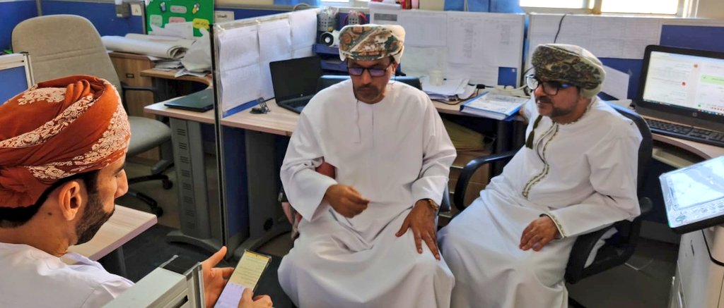 EduGovNBT2207's tweet photo. نفذ المعلم الأول سامي الزعابي ورشة تدريبية بعنوان "تصميم الكتيبات التعليمية ومشاركتها مع المعلمين والطلبة" ركزت على توظيف الذكاء الاصطناعي في تصميم الكتيبات شملت استعراض التطبيقات، بناء الأسئلة الفعّالة، تطوير الكتيبات، ومشاركتها، مع تطبيق عملي لرفع الكفاءة التقنية. https://t.co/79LLdxfC19