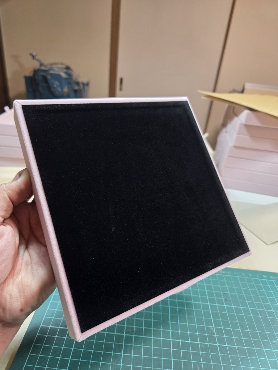 ピンクの生地を節約する為に、
裏は黒のベルベット