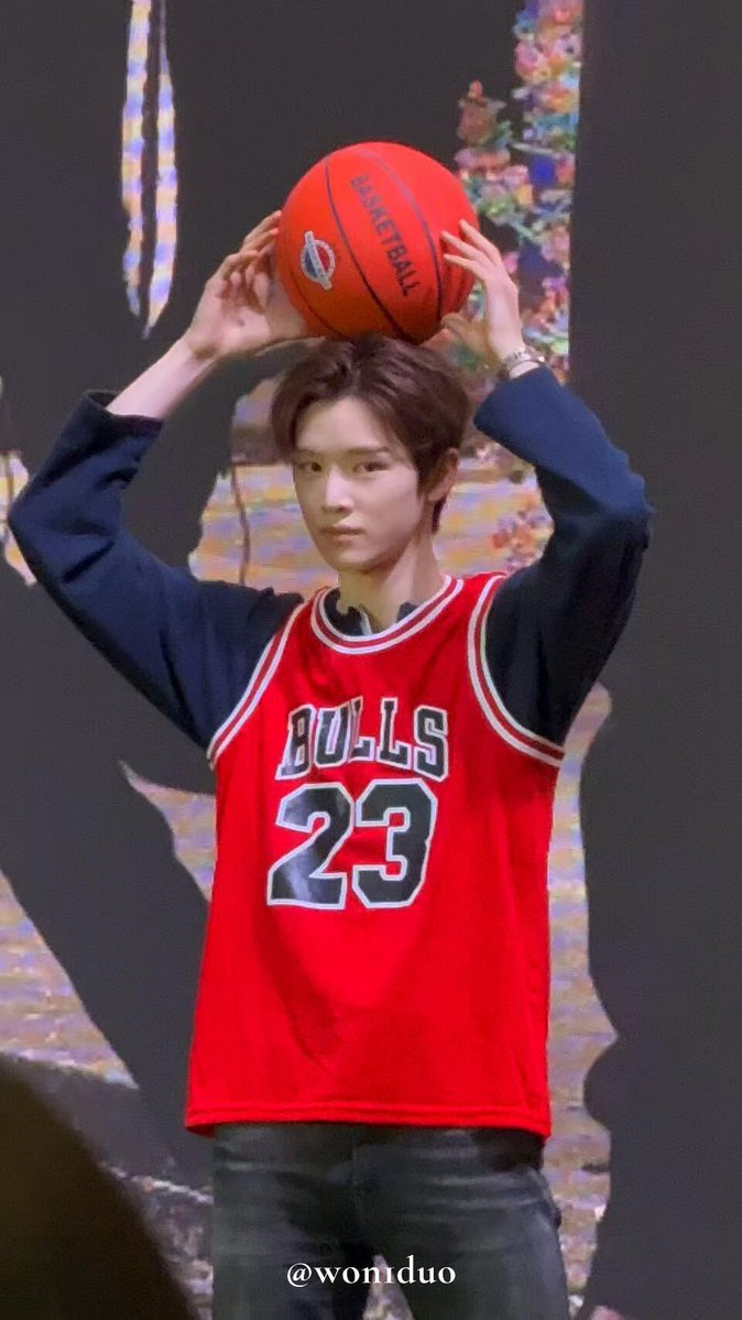 เอาเสื้อแฟนมาใส่ป่าวน้อง คนชื่อหินที่ชอบเล่นบาสอ่ะ