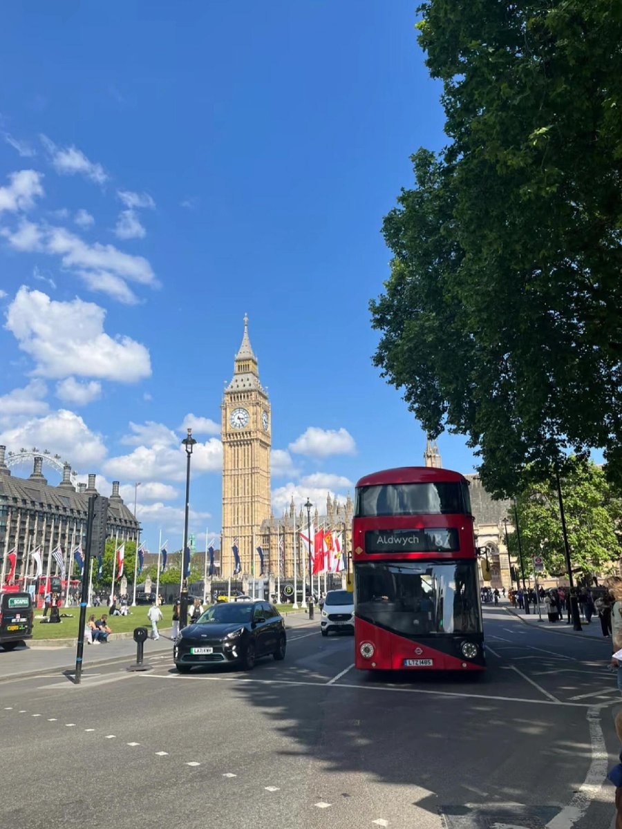 Arya4523's tweet photo. London through my eyes: royal guards, red buses, and timeless charm 🇬🇧📷 https://t.co/SRIkVtG7rE
