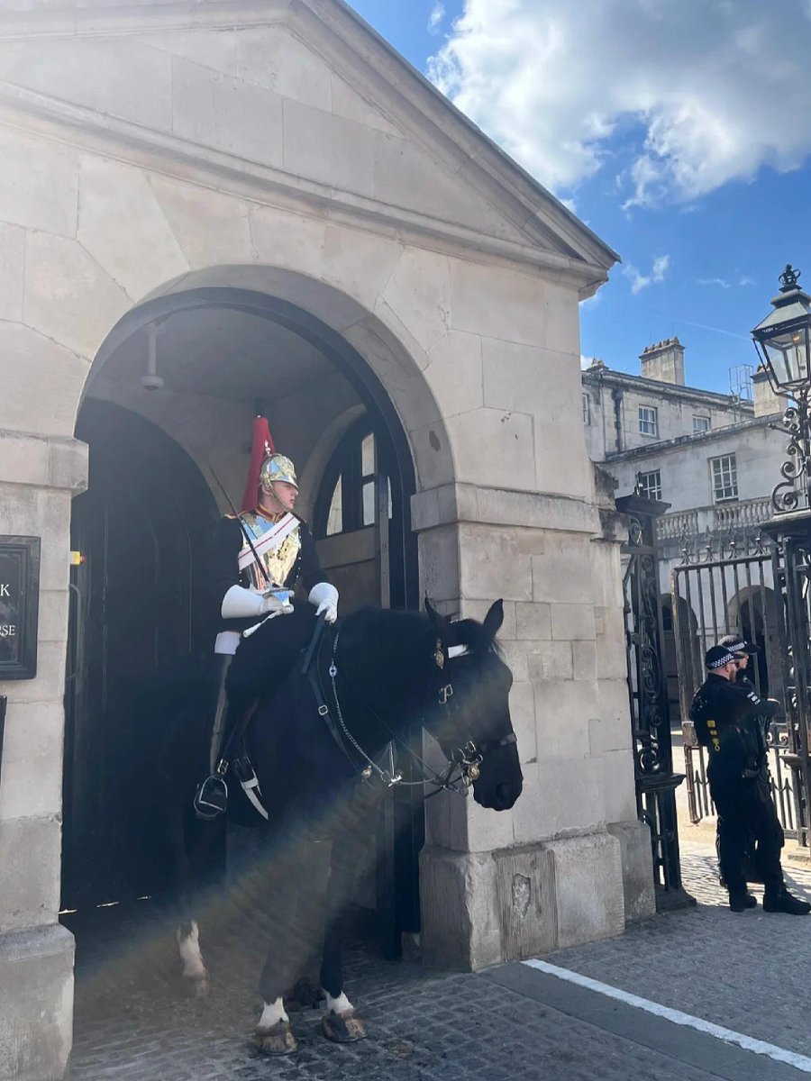 Arya4523's tweet photo. London through my eyes: royal guards, red buses, and timeless charm 🇬🇧📷 https://t.co/SRIkVtG7rE
