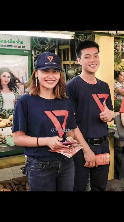 ก็ไม่แปลกใจทำไมคลั่งรักอยู่อย่างนั้น หนุ่มวิศวะคอมกับสาววิศวะไฟฟ้า  รู้จักกันเพราะชื่อคล้ายกัน เลขที่เลยติดกัน ณัฐพงษ์กับณัฐพร อะไรๆก็พลอยๆๆ กินมังก็กินตามพลอย บนโต๊ะทำงานที่พรรคก็มีแต่รูปพลอย เท้งรักพลอยคนเดียว