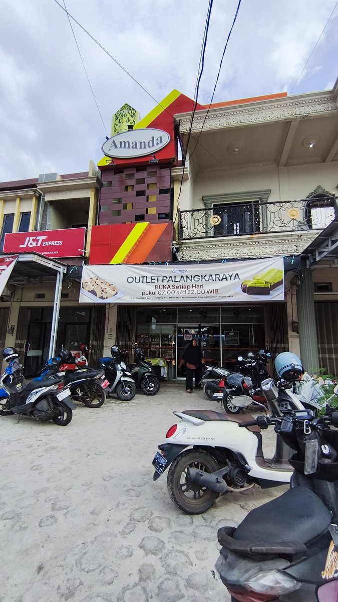 Man <a href="/_AmandaBrownies/">Amanda Brownies</a> , dah beli brownies lu nih. Sebagai perayaan kalian rujuk 👀