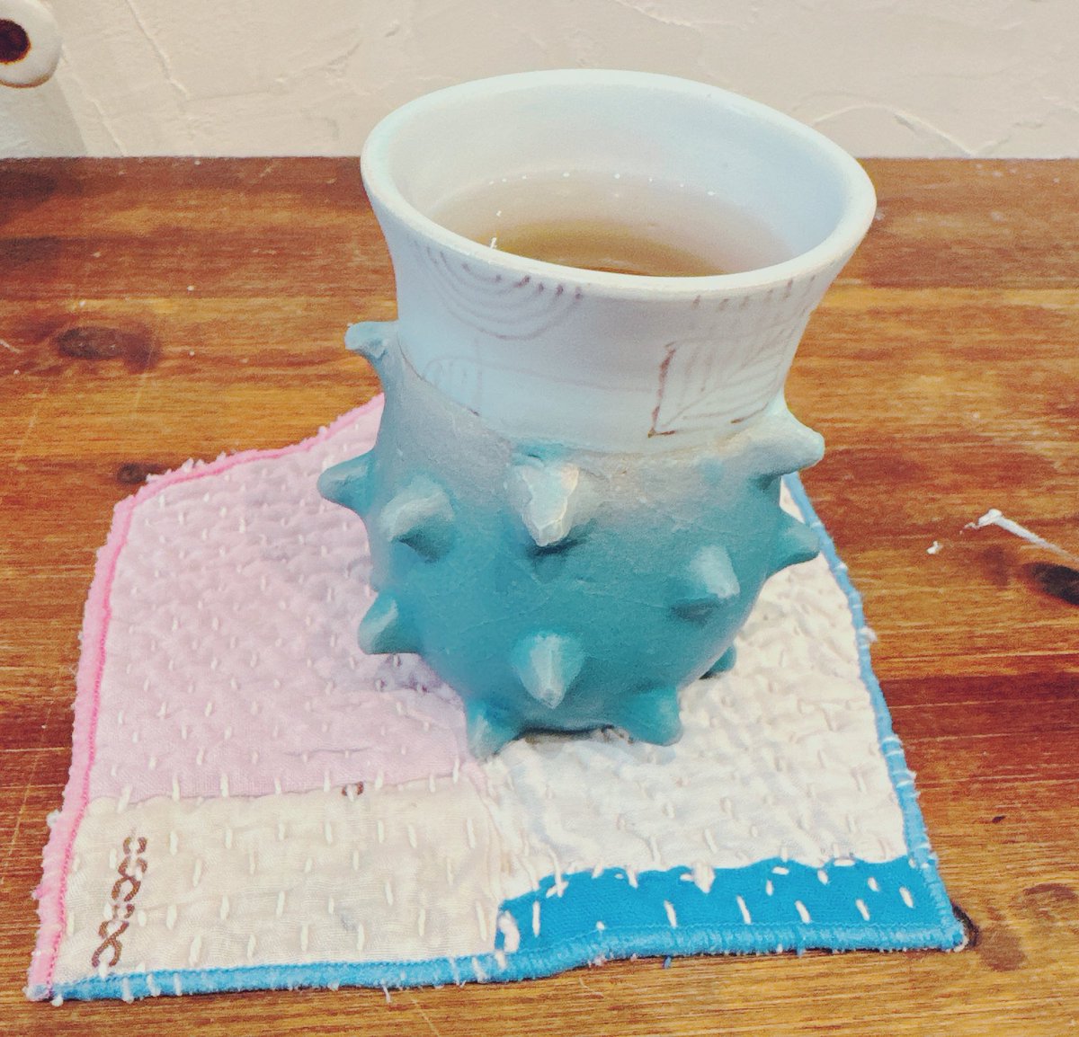 この湯呑み、個性的なカタチだなぁ……って思いながら手に取ったのですが……

トゲトゲがいい感じに指のスキマに入り、めっちゃ持ちやすかったです。

>○ᴗ○< ナイスデザイン