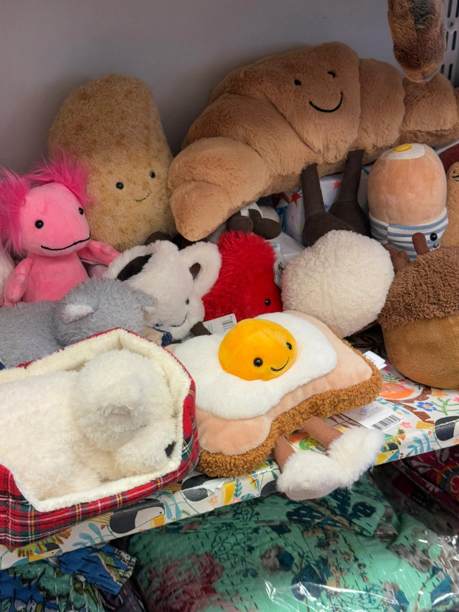 Violet___waves's tweet image. These stuffed pals always bring the best cuddles and smiles!❤️✨