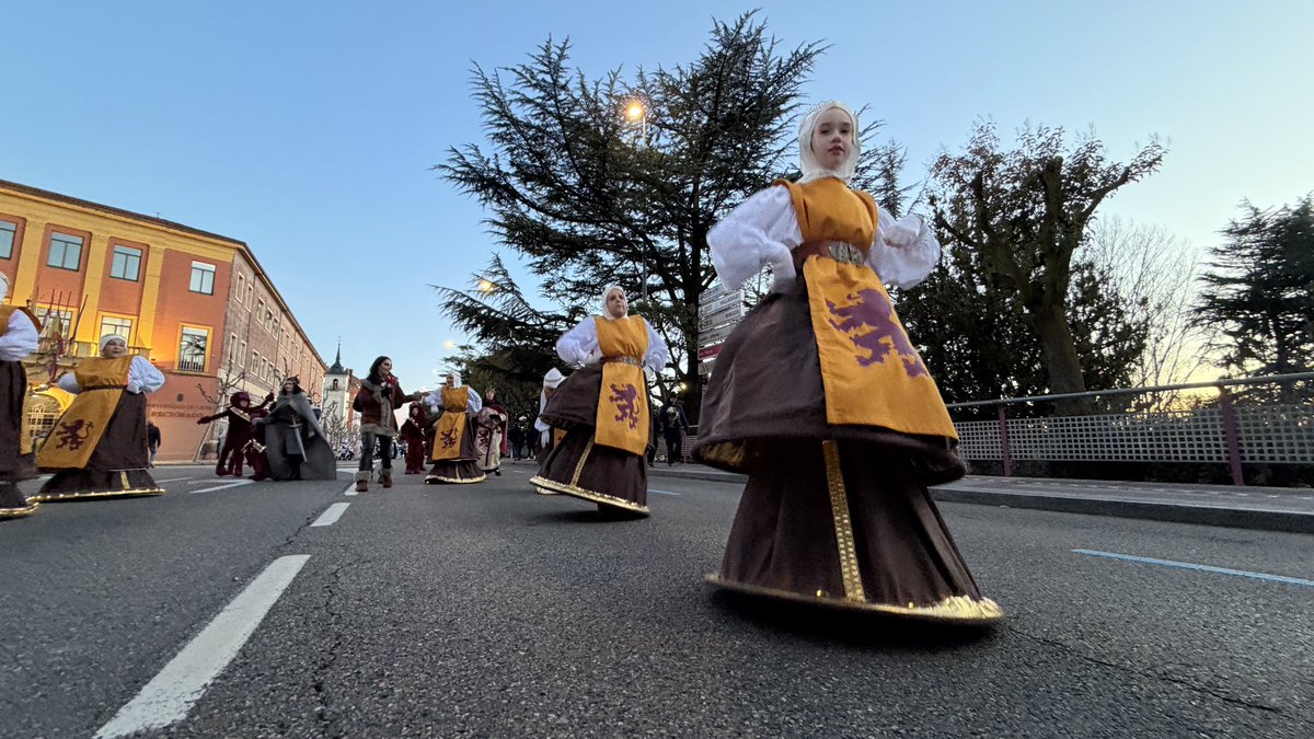 LeonAyto's tweet photo. El desfile de Carnaval de este sábado en #LeónEsp contó con la participación de más de 1.500 personas. El circo, los animales o la historia de León, fueron la inspiración de quienes decidieron desafiar al frío y acompañar a su disfraz del mejor complemento: una buena sonrisa. https://t.co/Ei2XT8SIAj