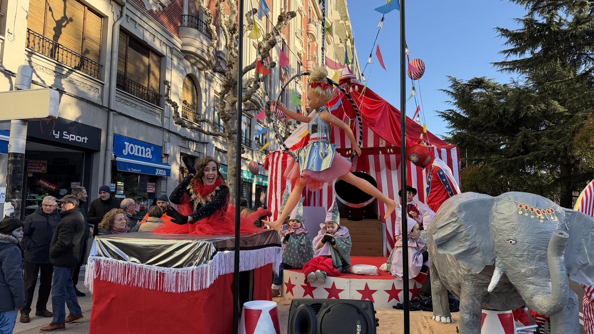 LeonAyto's tweet photo. El desfile de Carnaval de este sábado en #LeónEsp contó con la participación de más de 1.500 personas. El circo, los animales o la historia de León, fueron la inspiración de quienes decidieron desafiar al frío y acompañar a su disfraz del mejor complemento: una buena sonrisa. https://t.co/Ei2XT8SIAj