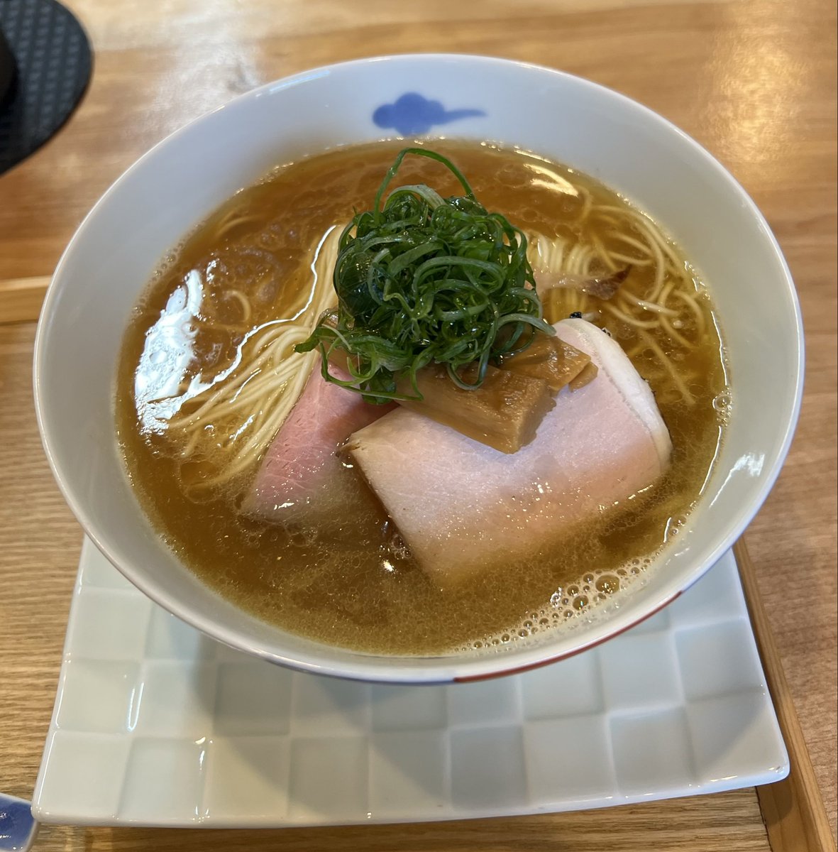 headbanker's tweet photo. 創作麺 ひとすじ@方南町
中華そば🍜
炙り肉玉丼🍚
今年25杯目✨

濁ったスープが香りから旨みの厚さを感じさせる✨
まずはスープ一口、とにかく旨味の厚みがケタ外れ‼️レンゲの手が止まらなくなる🤤

先に食べた担々麺も美味かったけど、中華そばのクオリティはさらに上をいく一杯だった😋 https://t.co/ZavmSCtQXk