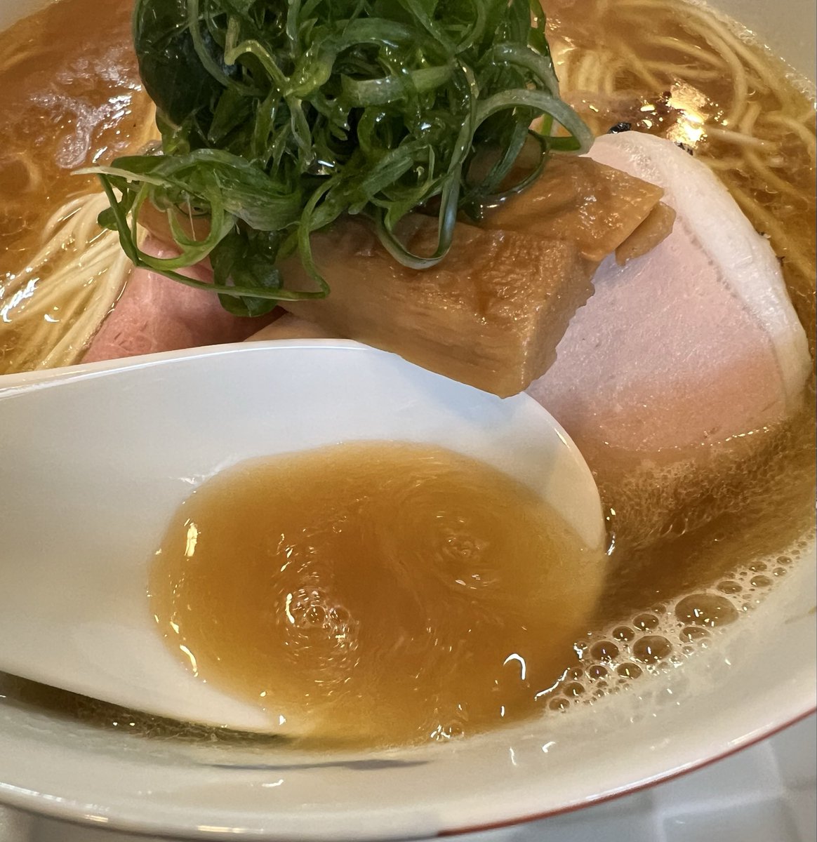 headbanker's tweet photo. 創作麺 ひとすじ@方南町
中華そば🍜
炙り肉玉丼🍚
今年25杯目✨

濁ったスープが香りから旨みの厚さを感じさせる✨
まずはスープ一口、とにかく旨味の厚みがケタ外れ‼️レンゲの手が止まらなくなる🤤

先に食べた担々麺も美味かったけど、中華そばのクオリティはさらに上をいく一杯だった😋 https://t.co/ZavmSCtQXk