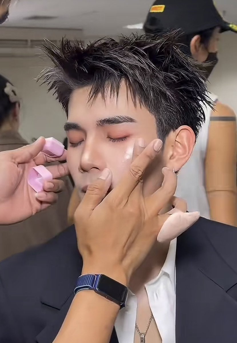 jar_sk's tweet photo. ทุกคน ช่วยบอกบุญเราที ว่าไฮไลท์กระปุกสีชมพูตามรูป เป็นของแบรนด์อะไร 
ปล.ขออนุญาตแคปรูปเจ้าของคลิปมาใช้นะคะ 🙏🏼 #เมคอัพ #แต่งหน้า #เครื่องสำอาง #ไฮไลท์ #Fourthnattawat #makeup https://t.co/cD4Vls7cHN