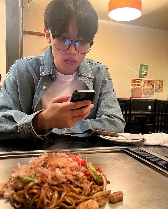 Kacamata aku dipake terus. Lucu banget orang satu ini, boleh dimasukin karung nggak ya? 🥺