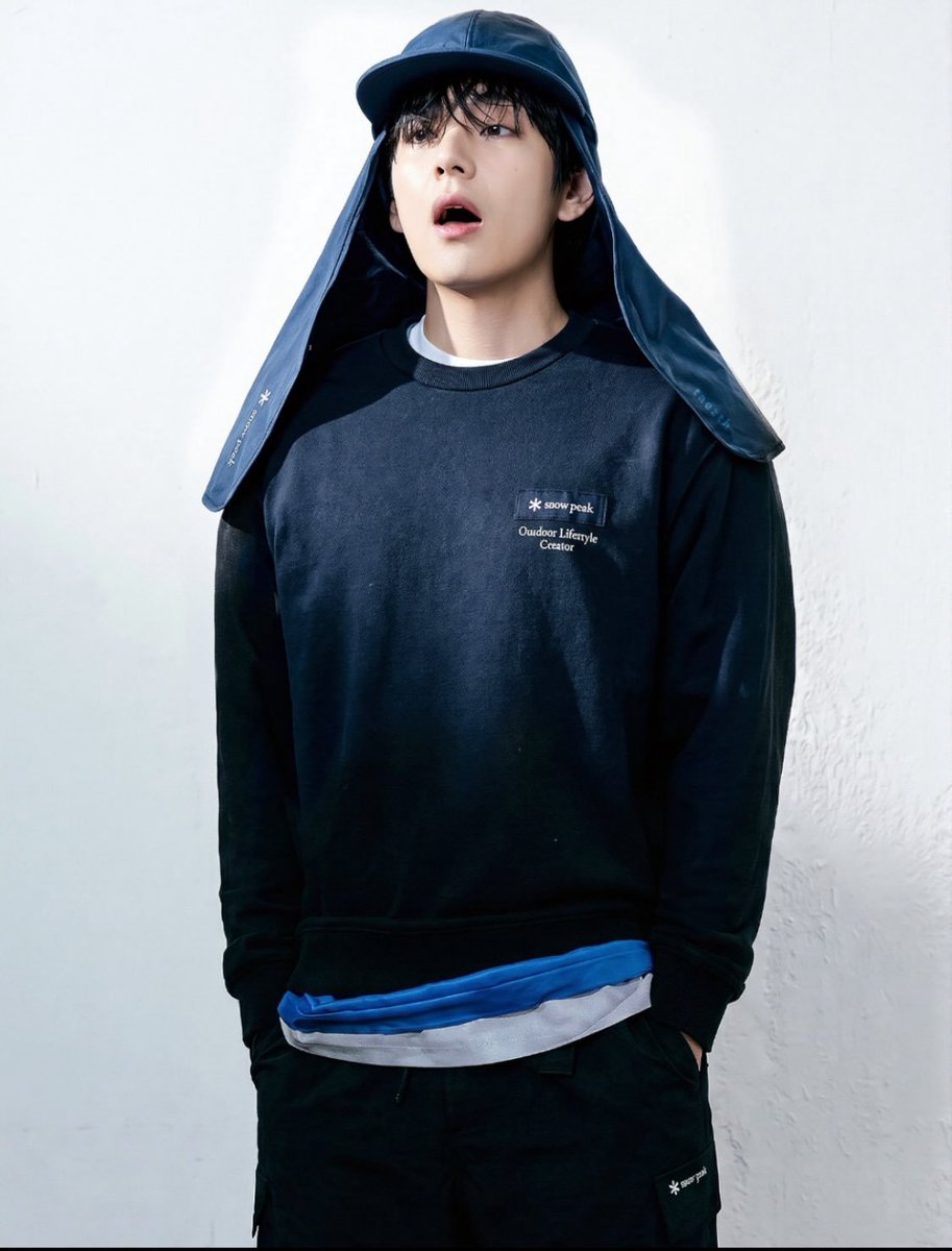 spinorbinmusic's tweet photo. 👑❄️ Kim Taehyung effortlessly serving visuals in his latest Snow Peak photo — model aura activated
#Taehyung #SnowPeak https://t.co/QrBesQxFwQ