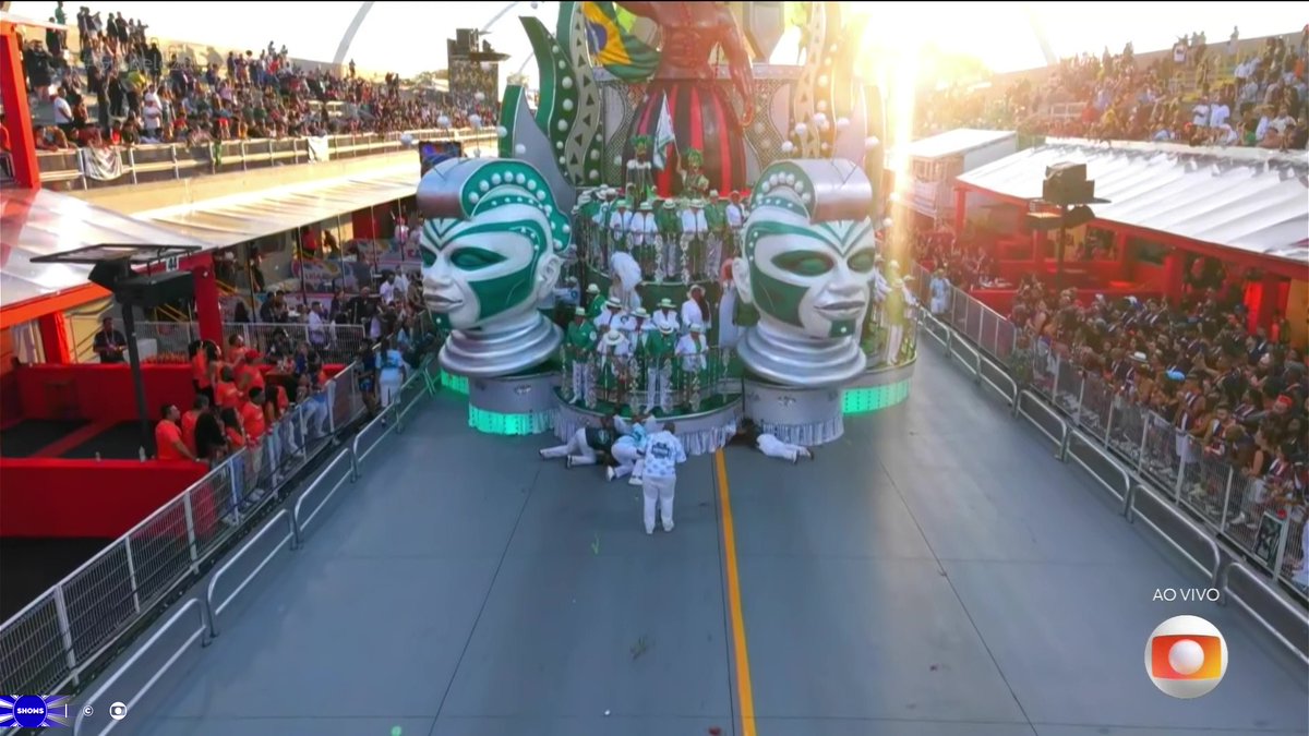 Shows_AoVivo's tweet photo. No final do desfile, o Camisa Verde e Branco teve problemas na última alegoria.
Um buraco se formou na avenida, o carro emperrou e a escola estourou o tempo. #Globeleza https://t.co/DqJG4v7zUX