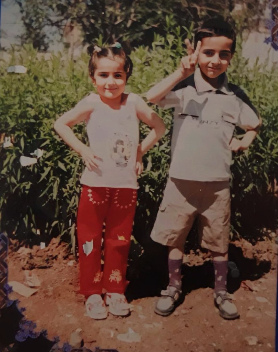 Gülüşlerimizde hayatın ağırlığını bilmeyen bi' hafiflik, gözlerimizde ise dünyaya sonsuzca inanabilen bi' kalbin izi... Bazı bakışlar büyümez, bazı bağlar eskimez. Zaman kenarlarımızı aşındırmış, yıllar bizi başka yerlere savurmuş olsa bile.