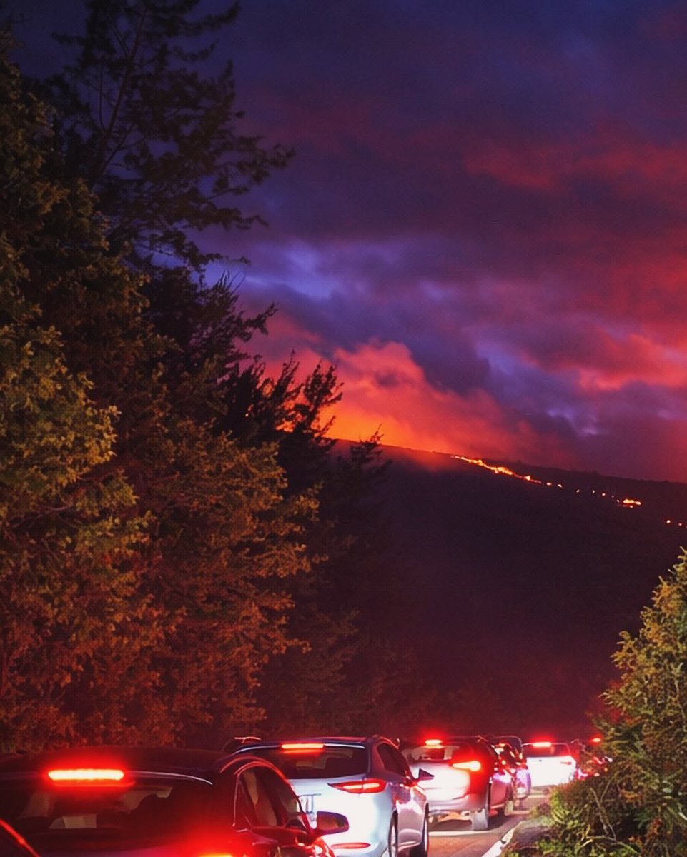 🔥 2ème éruption de l’année du Piton de la Fournaise 🌋 vue depuis la Route des Laves, 14 février 2026. Coulées incandescentes et ciel rougeoyant, la Réunion Intense !  #PitonDeLaFournaise #LaReunion