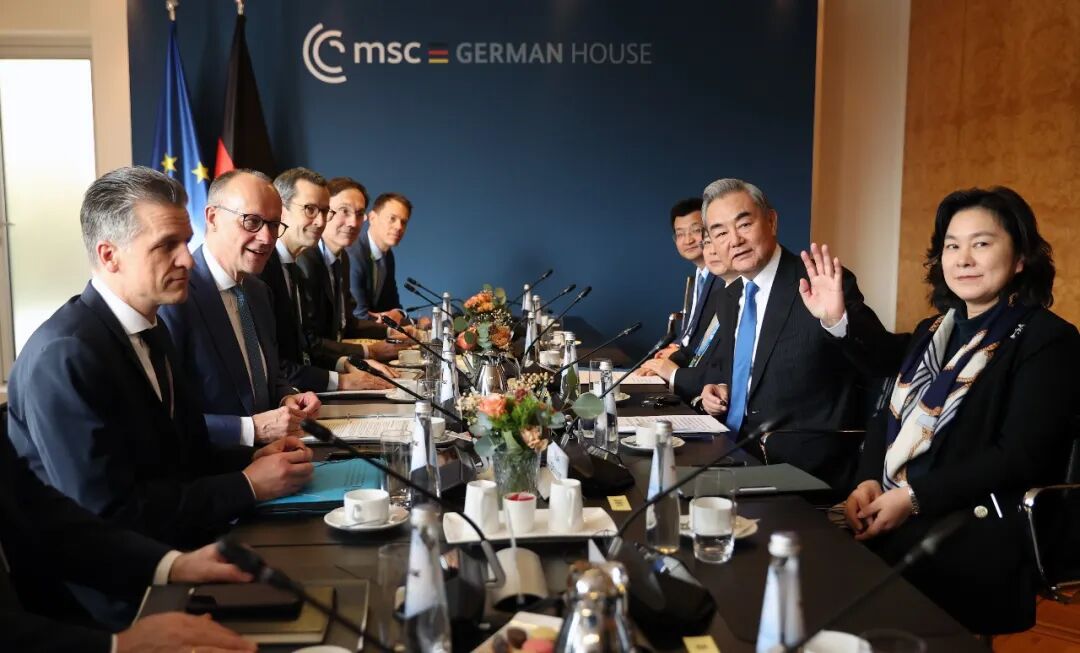 ＃王毅外交部長がドイツのメルツ首相と会見INミュンヘン。メルツ首相：中国は世界が注目する輝かしい発展成果を収め、すでに世界的強国となり、国際的に極めて重要な役割を果たしている。ドイツはルールに基づく国際秩序の維持、世界貿易機関の地位と役割の維持に尽力している。これは中国のグローバル