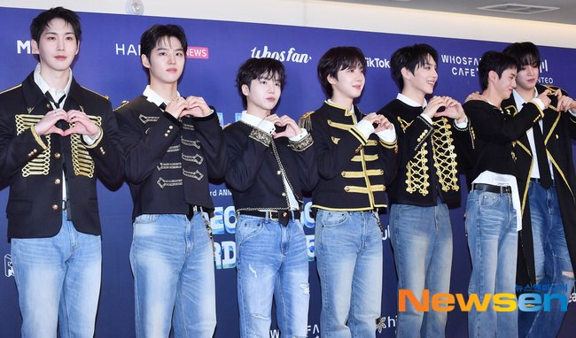 #PENTAGON were on the Hanteo Music Awards red carpet just now! 💙

Here are some press pictures ⬇️ 

#PENTAGONIsEternal
#펜타곤