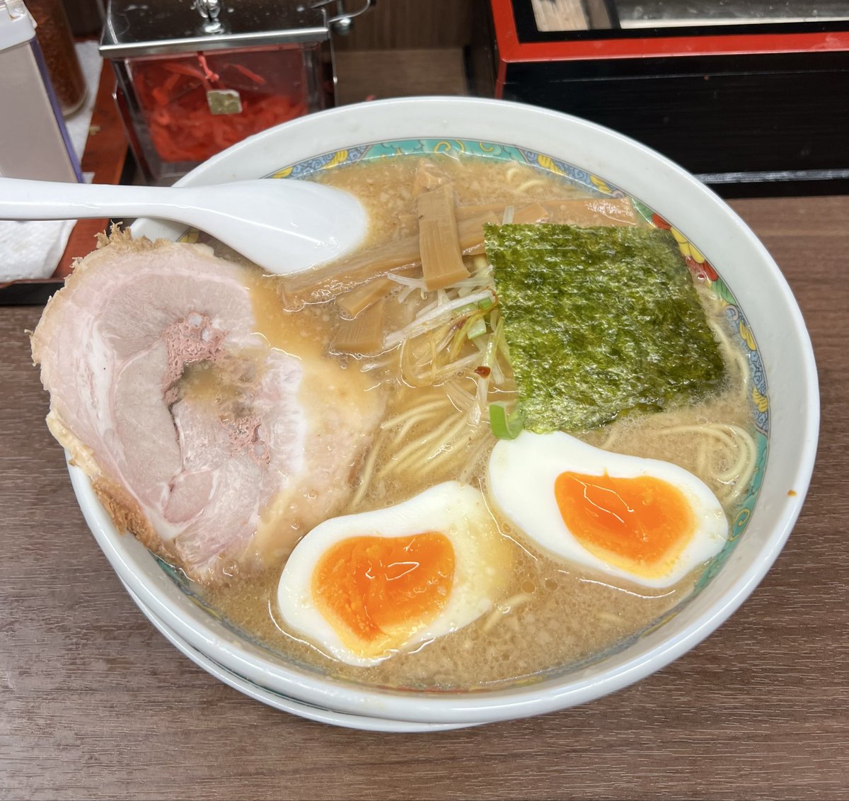 headbanker's tweet photo. 幸来@上井草
ラーメンゆで玉子🍜
プチチャーシュー丼🍚
今年26杯目✨

まずスープ、コク薄め、少量の背脂甘味、そして化調感、昔の味、これいいなぁ🤤

良い意味でチープなスープに、ストレート細麺も相性が良い❗️

いろいろ食べたけど、ラーメンが圧倒的に美味かった😋 https://t.co/AV06Hnfevr