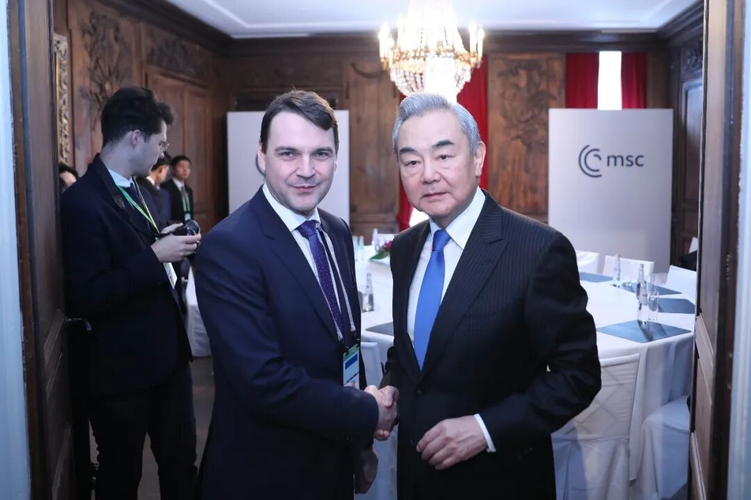 ＃中国・チェコ外相会談INミュンヘン。ペトル・マチンカ副首相兼外相：中国は世界的強国だ。チェコは中国・チェコの伝統的友好を大切にし、中国・チェコ戦略パートナーシップ樹立10周年を契機に、両国関係の新たな章を開くことを期待する。チェコは断固として一つの中国政策を実行し、中華人民共和国が