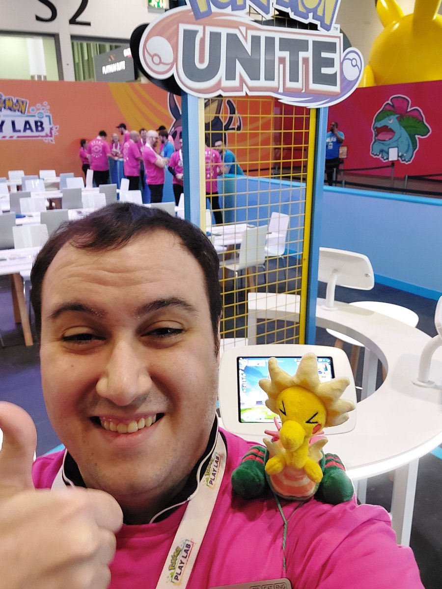 ¡Gente, si estáis por el EUIC hoy es el último día para pasaros por el PlayLab, en el que llevo currando estos ultimos días! Pasaos a jugar TCG, Pocket, GO y especialmente Unite🤙
A parte de ver a un servidor igual os lleváis alguna cosilla... 👀