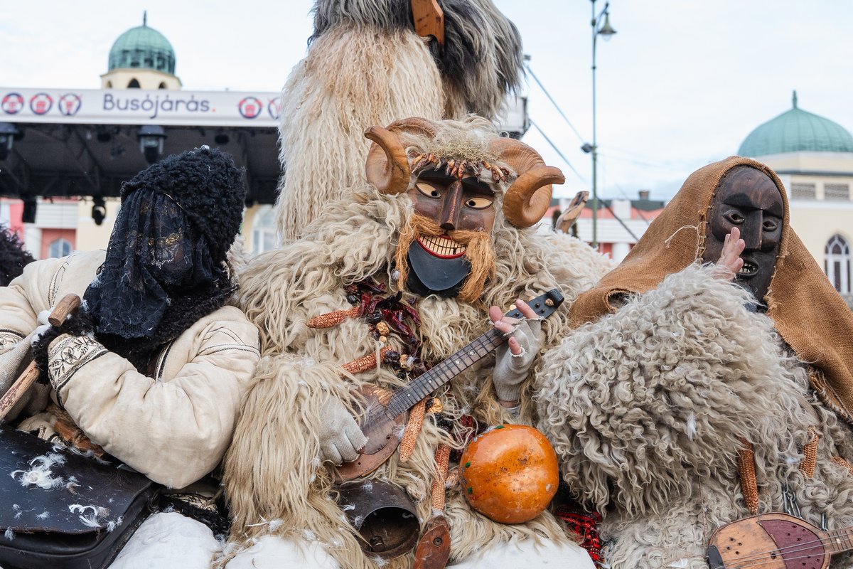 #Macaristan 
Macaristan'ın 🇭🇺 Mohaç şehrinde düzenlenen ve en önemli kış festivallerinden biri olan "Busójárás Festivali" perşembe günü başladı. UNESCO'nun İnsanlığın Somut Olmayan Kültürel Mirası Temsili Listesi'nde de yer alan festival, 17 Şubat 2026 Salı günü tamamlanacak.