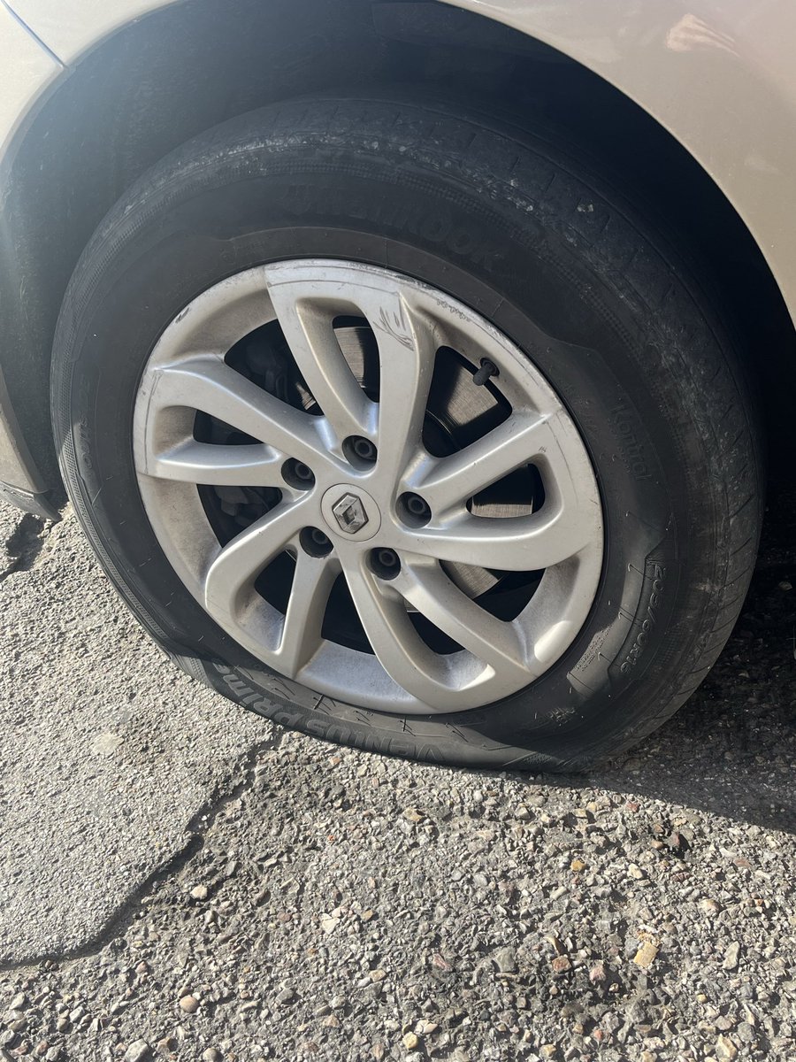 Seguramente no sirva de nada pero así está Guadalajara, llena de baches y esto es lo que pasa. Si te cambias de carril, invades el contrario y vienen coches, no se puede evitar el bache. Si pasas por encima, hay riesgo a que se te pinche la rueda.  <a href="/GuadalajaraAyto/">Ayuntamiento de Guadalajara</a>