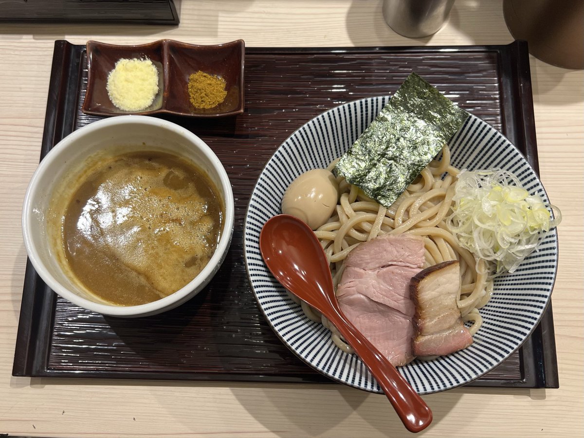 headbanker's tweet photo. 長男、もんたいちお＠京成八幡
カレーつけ麺大盛🍜
半熟玉子🥚
今年27杯目✨

まずは麺から、浅草開化楼の極太麺の噛みごたえ、小麦の存在感が凄いなぁ✨
初のカレーつけ汁は、濃厚魚介豚骨に甘めのカエシにカレーがめちゃくちゃ合う🤤

大盛の麺が一瞬で消えた❗️
ダントツに好みな一杯😋 https://t.co/dQ2ktZPU3w
