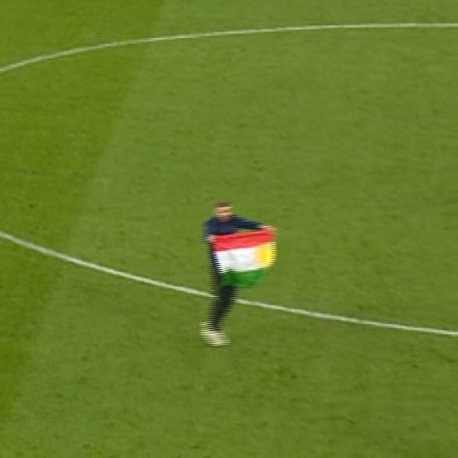 Çok basit.
Uluyorsa Kurttur!
Yalıyorsa ittir!