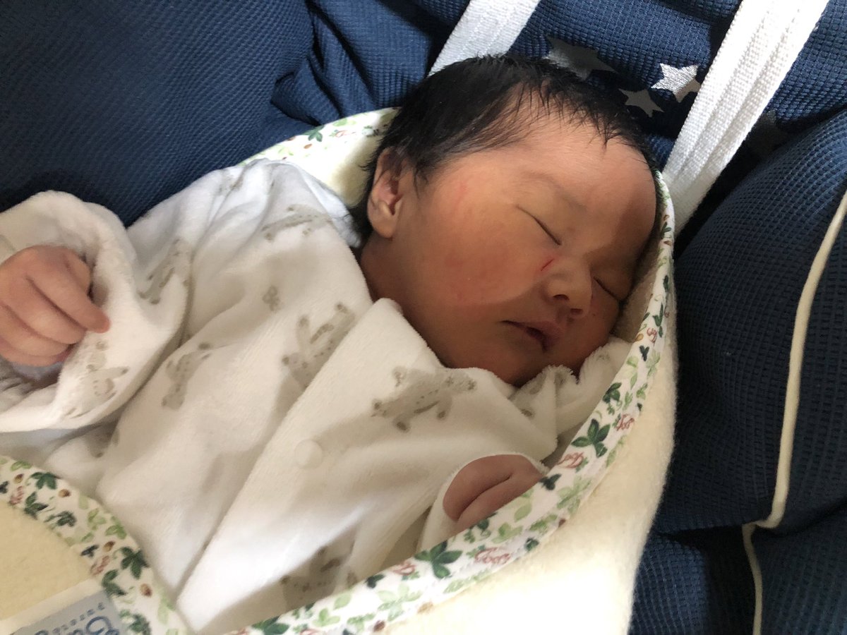 久しぶりのレイジュとコーガ。
庭のハナミズキの枝を一本切り取り、コーガに「てっぽう」、レイジュに「パチンコ」作ってやる😆

そして、本日退院の赤ちゃん😆
やまぴーと赤ちゃんやってきました。

赤ちゃんの名前は「茉白(ましろ)ちゃん」 に命名されました☺️

よろしくどーぞ！！！

#孫命