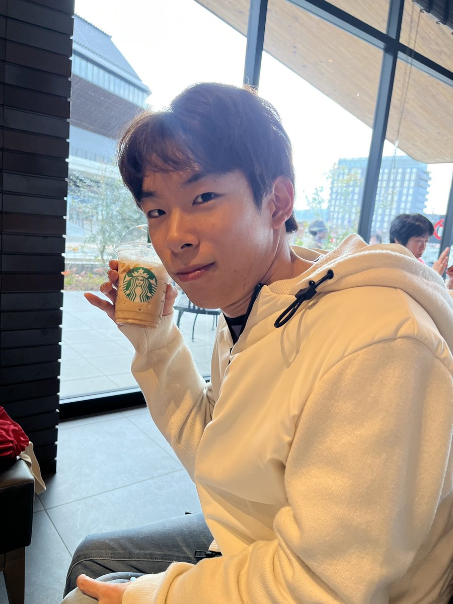 TWheelchairboy's tweet photo. みんなヤッホ〜✨今日は、1日いい天気だったなぁ😊
ライブに向けての練習終わりに、リラックスタイムのスタバ☕️おいしすぎた🩷 https://t.co/Tu0TVRE0tz